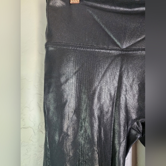 Spanx Black Faux Leather Coated Cropped Leggings Size Medium - Picture 4 of 8